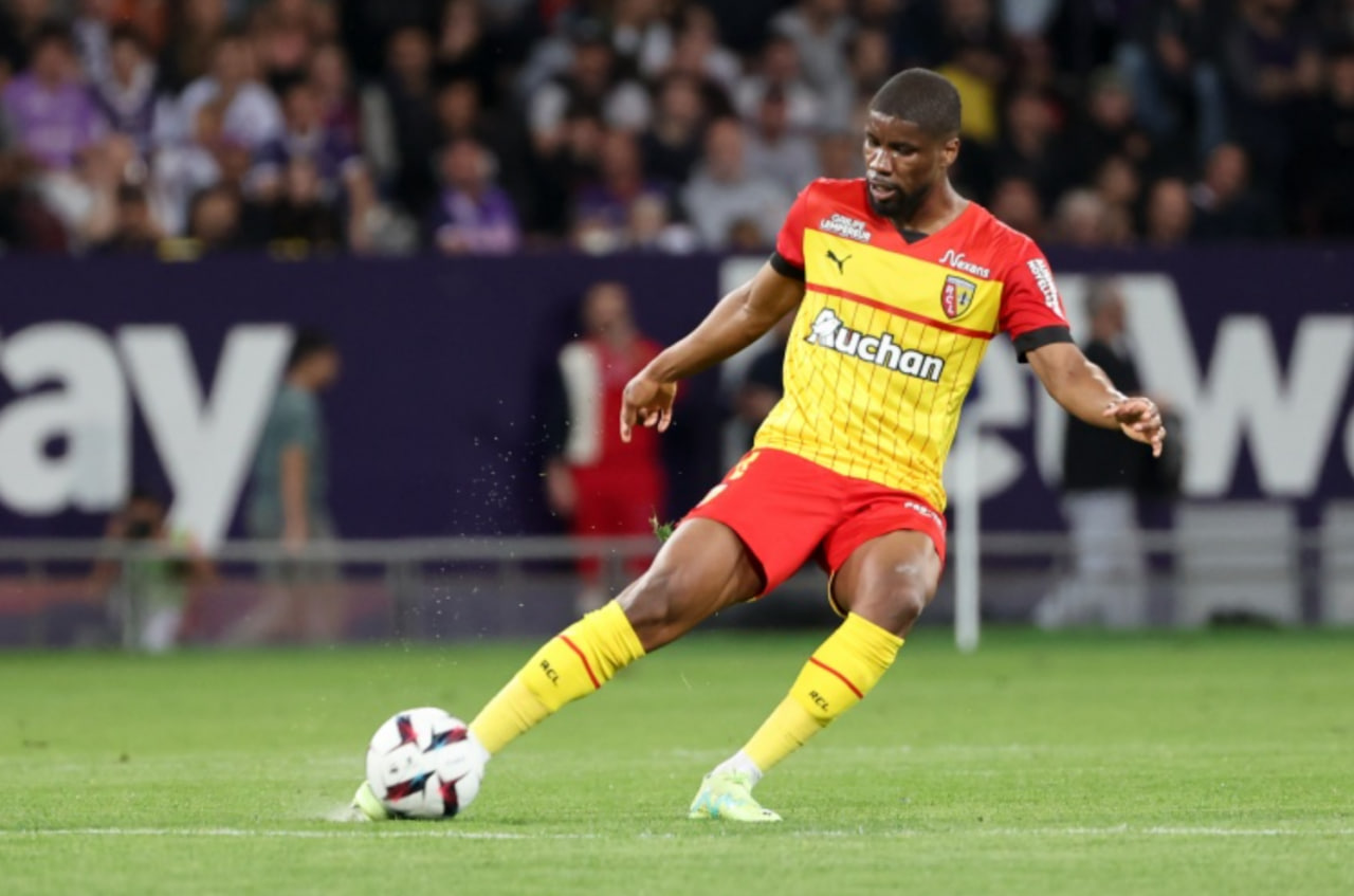 米体报道：朗斯中卫丹索渴望转会罗马，迪巴拉留队后红狼军团引援计划依旧